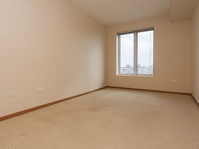 515 Main Street, Unit 707 Evanston, IL 60202 - Photo 9 of 12 an empty room with a window