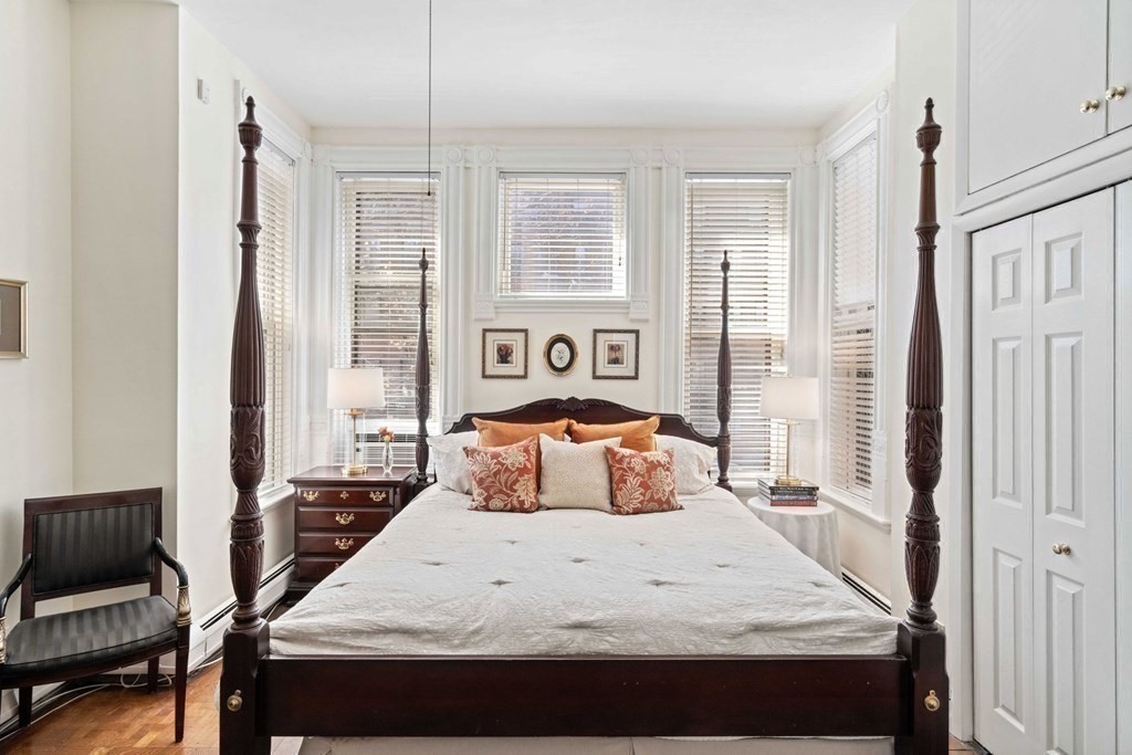 226 Commonwealth Avenue, Unit 1 Boston, MA 02116 - Photo 8 of 17 a large bedroom with a bed and wooden floor