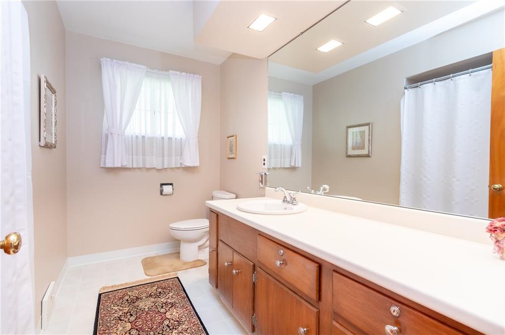 146 Ridgeview Drive Aliquippa, PA 15001 - Photo 12 of 20 Main bath.....