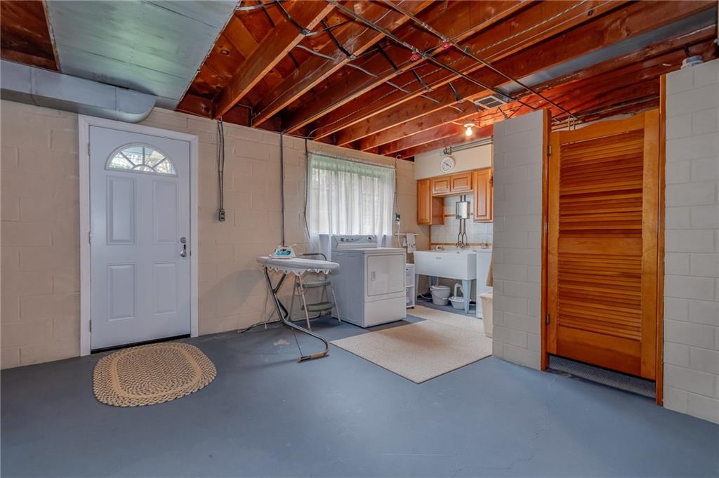 146 Ridgeview Drive Aliquippa, PA 15001 - Photo 15 of 20 Clean as can be!.....the laundry and shower area.