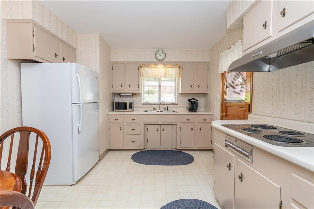 146 Ridgeview Drive Aliquippa, PA 15001 - Photo 6 of 20 Eat-in kitchen, with access to the side door which is steps away from the garage.