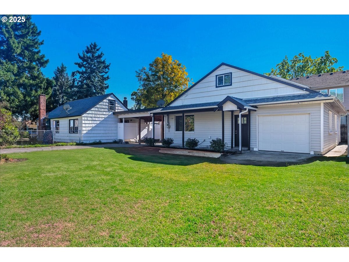 11420 Southeast Clinton Street Portland, OR 97266 - Photo 3 of 34 a front view of a house with garden