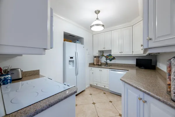 $1,380,000 | 170 North Ocean Boulevard, Unit 411, Palm Beach, FL 33480