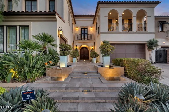 a view of a swimming pool with seating space