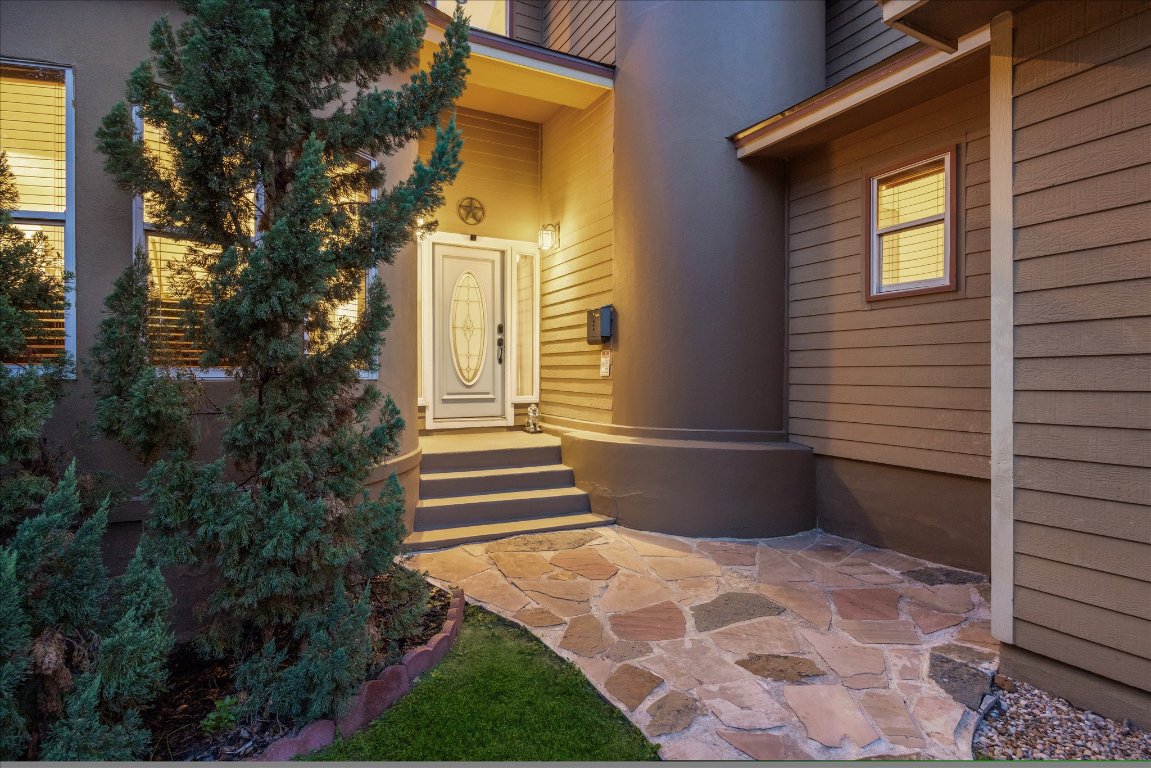 602 Jessie Street Austin, TX 78704 - Photo 3 of 32 a house with a outdoor space