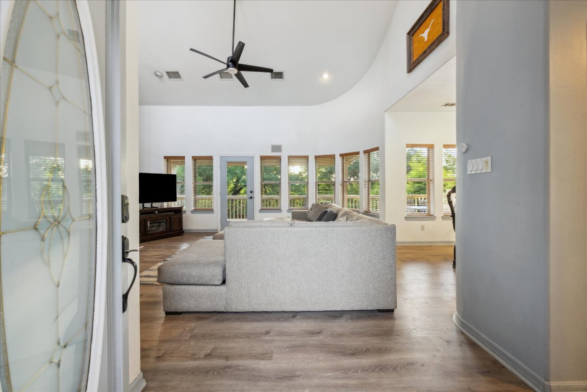 602 Jessie Street Austin, TX 78704 - Photo 4 of 32 a living room with furniture and a flat screen tv