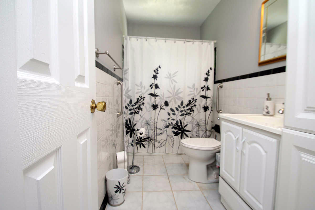 1005 Morrell Road Knoxville, TN 37919 - Photo 8 of 30 Bathroom