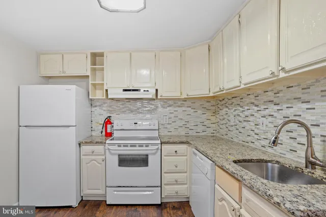 $2,049 | 312 York Street, Burlington, NJ 08016