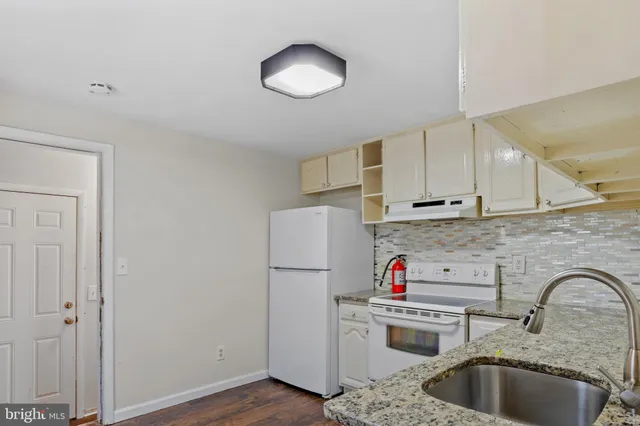 $2,049 | 312 York Street, Burlington, NJ 08016