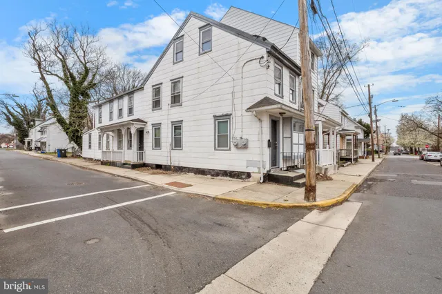 $2,049 | 312 York Street, Burlington, NJ 08016