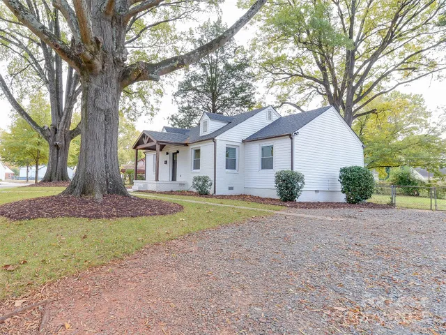 $2,300 | 2721 Mayflower Road, Charlotte, NC 28208