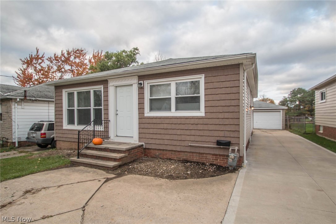 11160 Snow Road Parma, OH 44130 - Photo 2 of 34
