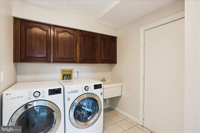 9409 Thornedike Drive Laytonsville, MD 20882 - Photo 27 of 86 a utility room with dryer and washer