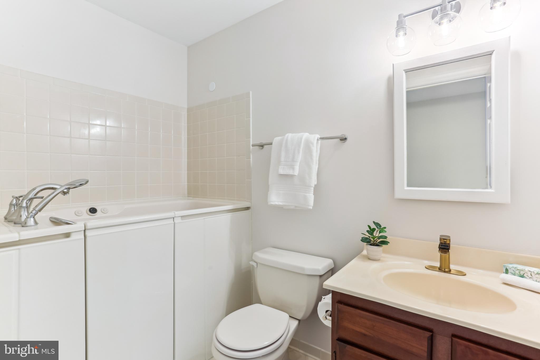 9409 Thornedike Drive Laytonsville, MD 20882 - Photo 62 of 86 Upper-level shared full bath 2