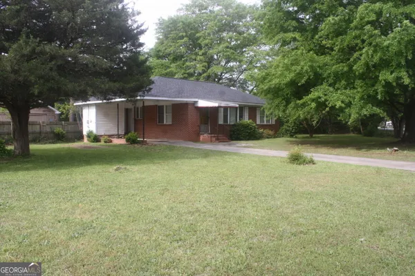 a view of a house with a yard