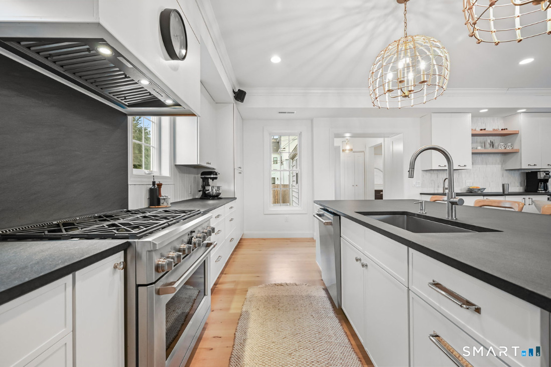 464 Ruane Street Fairfield, CT 06824 - Photo 8 of 40