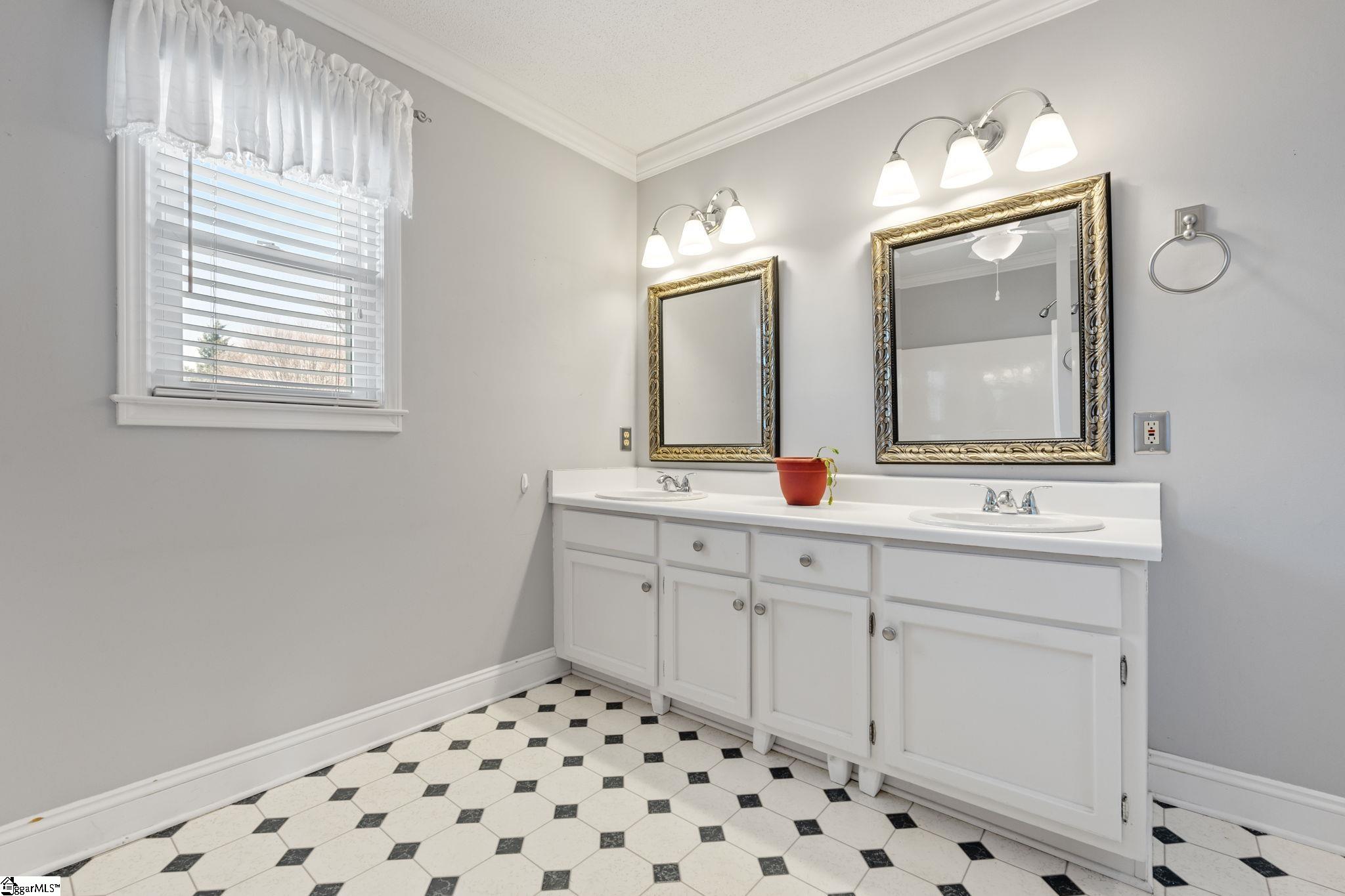 807 Fairview Road Greer, SC 29651 - Photo 10 of 35