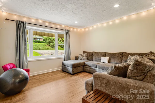 $525,000 | 4155 Turnpike Road, Horse Shoe, NC 28742