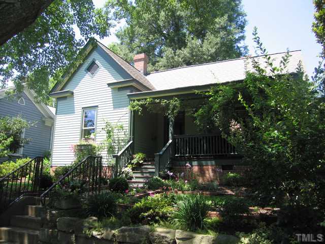 Inspired in 1995 by a nearby Historic Oakwood home, ca. 1900, Jim and Sharon Bright built the Rose Cottage on the site of a duplex that was lost to fire in 1973. Later they enlarged the yard to its current size of 0.2 acres.