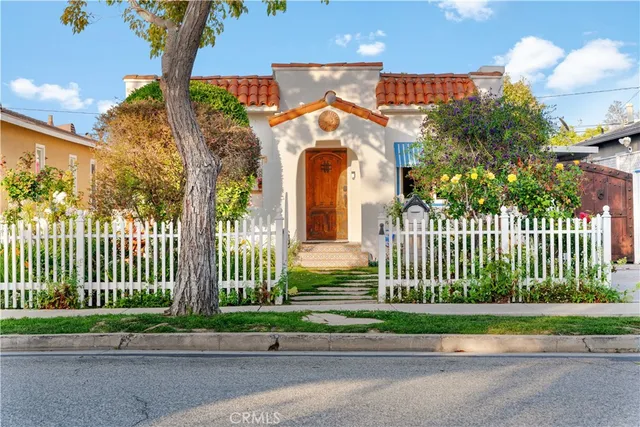 a view of a house with a small yard and plants