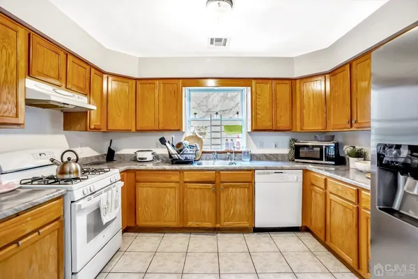 $2,550 | 125 Elizabeth Avenue, Elizabeth, NJ 07206