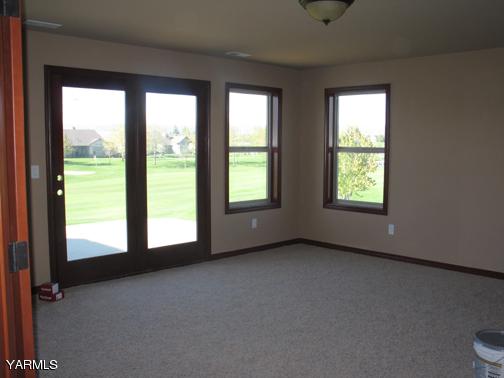 8990 Coolidge Road, Unit 7 Yakima, WA 98903 - Photo 13 of 15 an empty room with windows