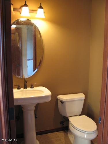 8990 Coolidge Road, Unit 7 Yakima, WA 98903 - Photo 14 of 15 a bathroom with a toilet sink and mirror