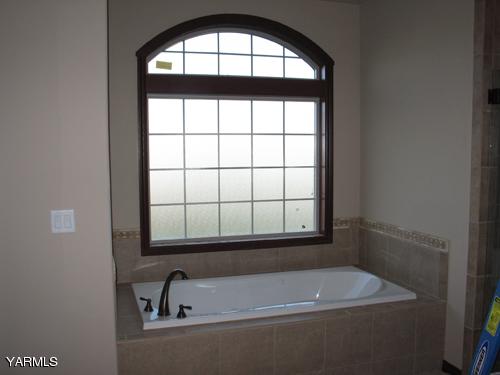 8990 Coolidge Road, Unit 7 Yakima, WA 98903 - Photo 10 of 15 a bathroom with a bathtub and a window