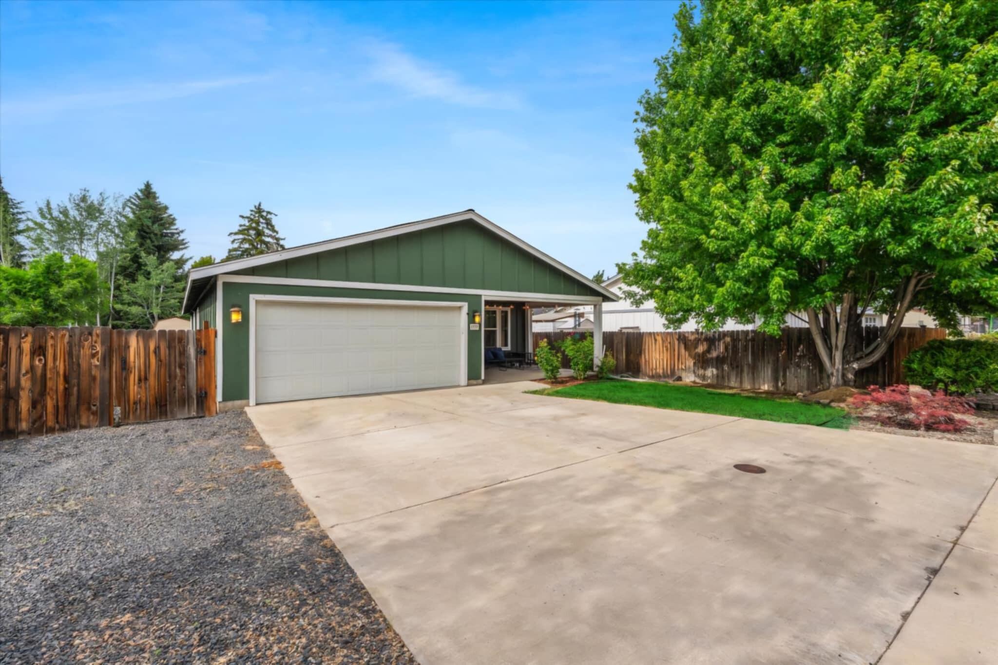 2555 Southwest Timber Avenue Redmond, OR 97756 - Photo 3 of 26 bdb778bf-99ec-4c7d-9c86-8a9393e14985