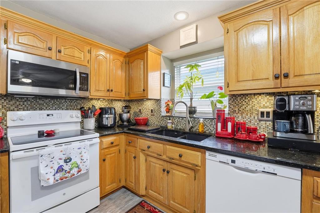 1809 Southeast Ridgewood Drive Blue Springs, MO 64014 - Photo 12 of 51