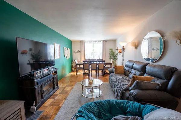 $184,000 | 1304 Midland Avenue, Unit C25, Yonkers, NY 10704