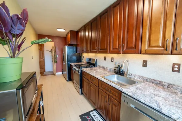 $184,000 | 1304 Midland Avenue, Unit C25, Yonkers, NY 10704