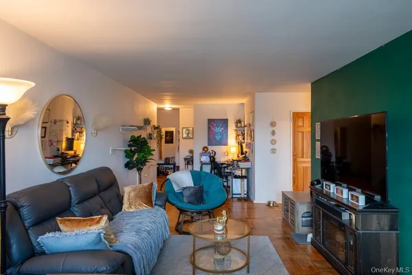 $184,000 | 1304 Midland Avenue, Unit C25, Yonkers, NY 10704