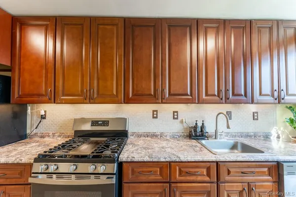 $184,000 | 1304 Midland Avenue, Unit C25, Yonkers, NY 10704