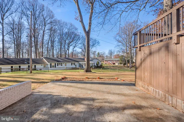 a view of a yard with a house