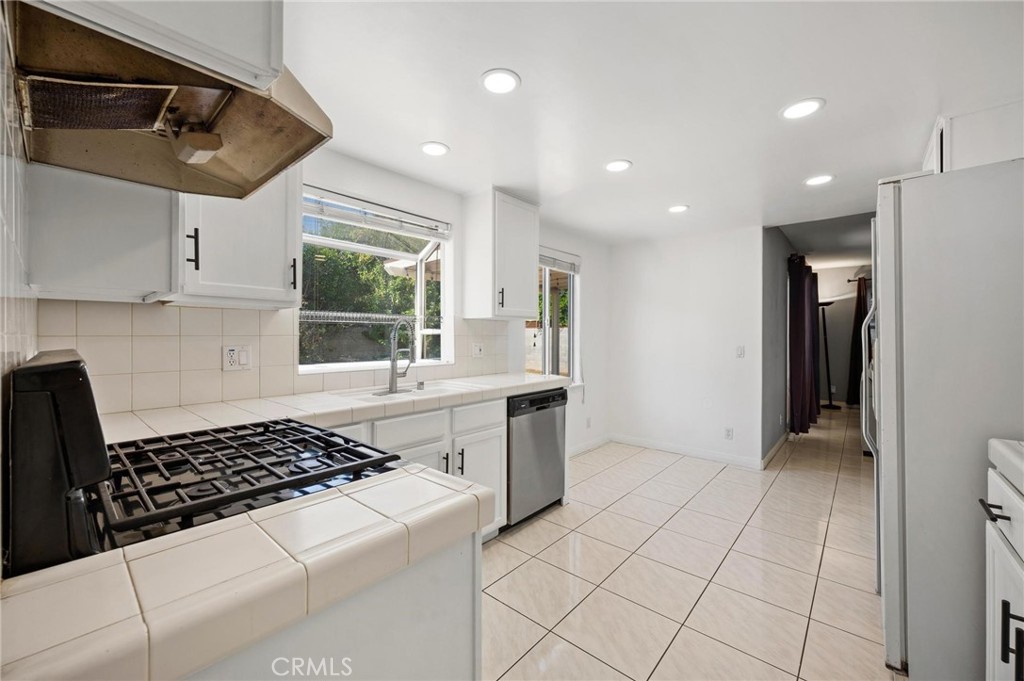 17543 Saticoy Street Northridge, CA 91325 - Photo 16 of 52