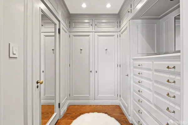 a en suite bathroom with a sink and a mirror
