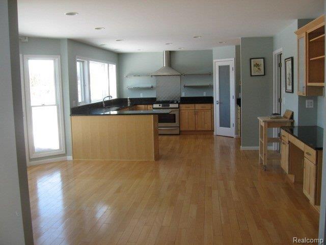 2294 South Hickory Ridge Road Milford, MI 48380 - Photo 5 of 20 GOUMET KITCHEN,DESK AND BAY DINI