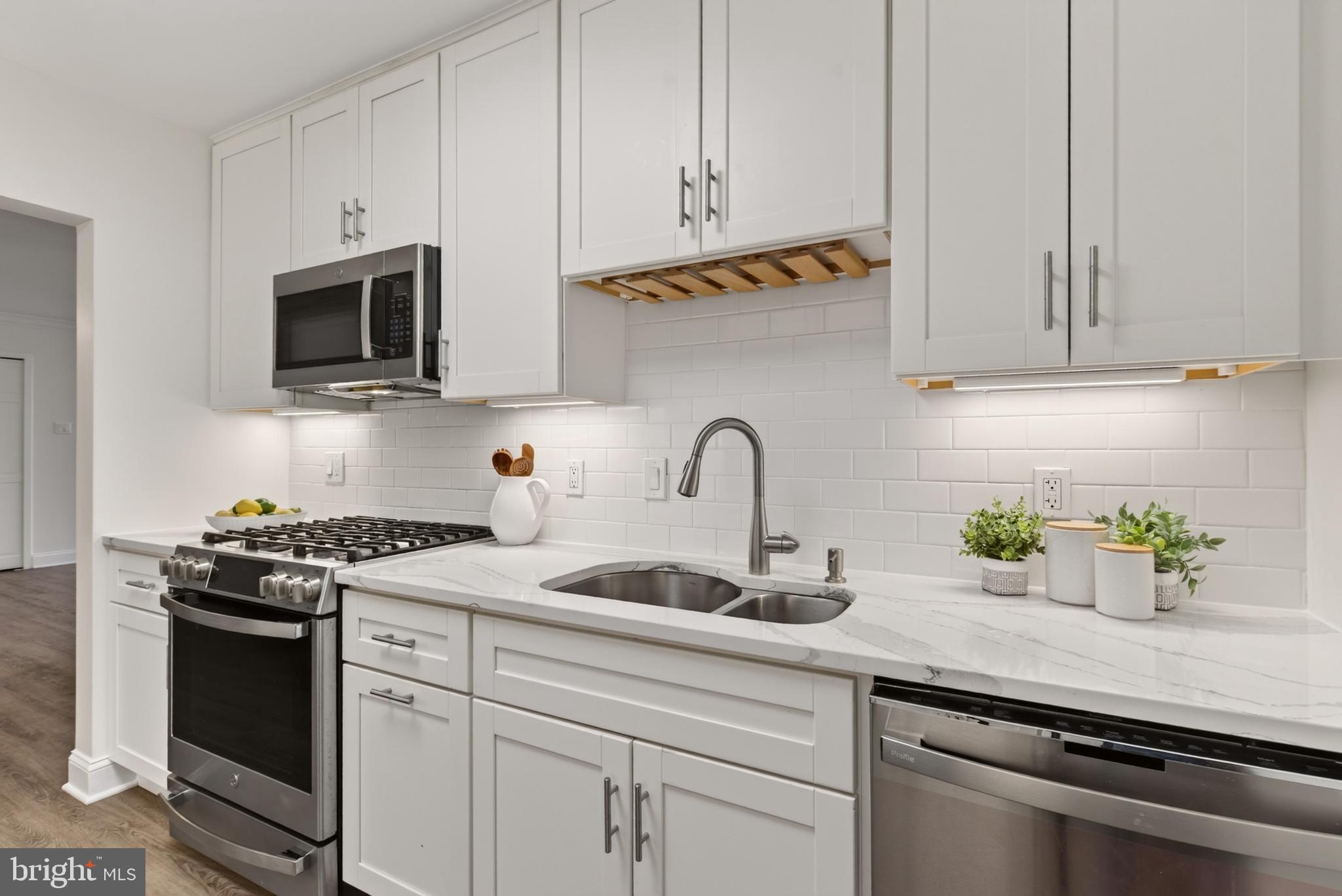 5101 River Road, Unit 1515 Bethesda, MD 20816 - Photo 10 of 33 Beautifully Renovated Kitchen