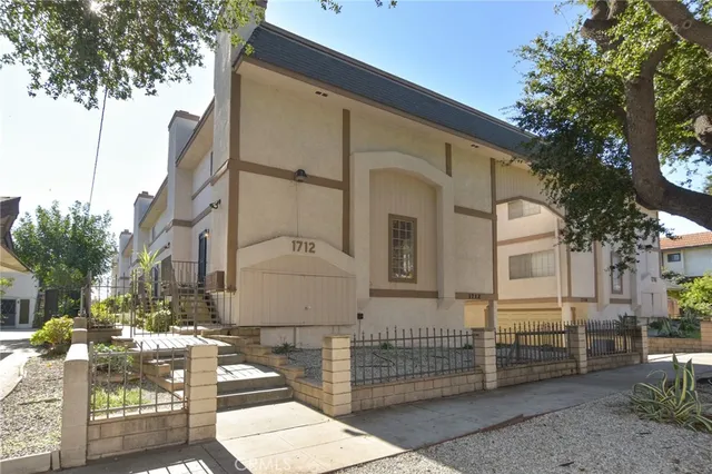 a view of entryway with a front door