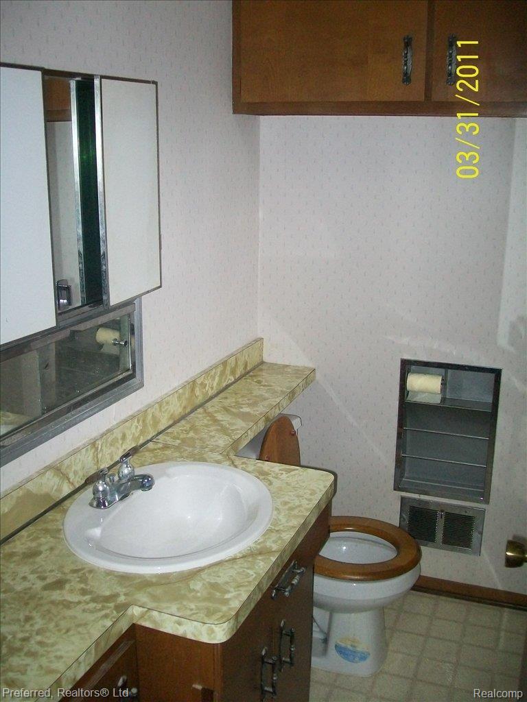 28005 Peppermill Road Farmington, MI 48331 - Photo 13 of 14 Guest Bath