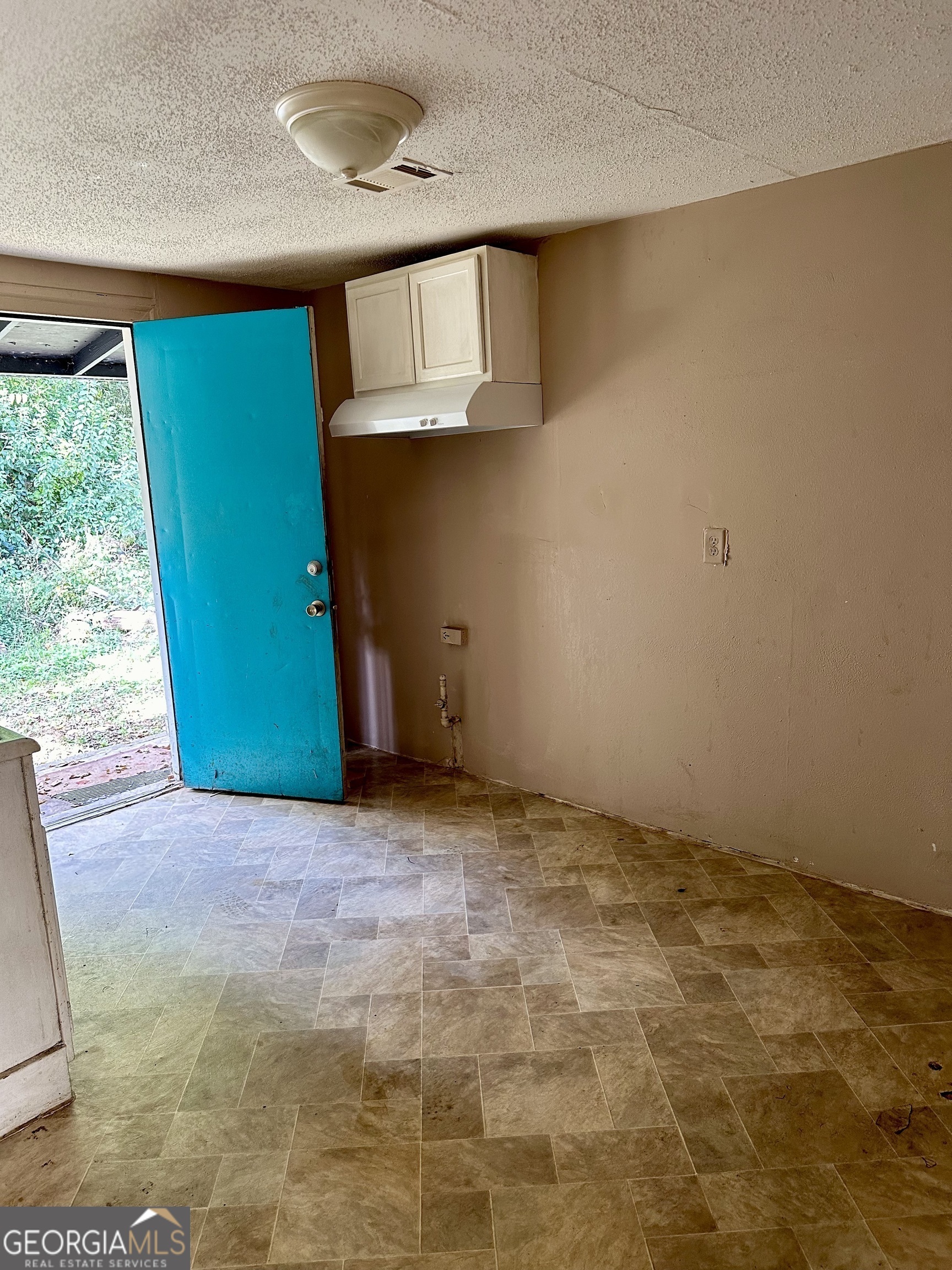 2155 Ferguson Street Macon, GA 31204 - Photo 4 of 17 a view of an empty room with a window
