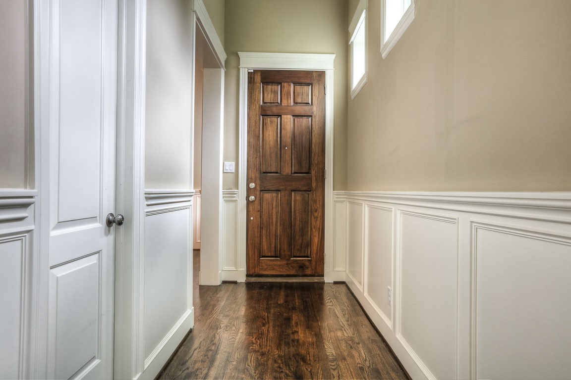 922 Alexander Street Houston, TX 77008 - Photo 4 of 43 Looking back at the front door showcases the homes extensive wainscotting.