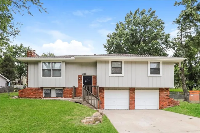 $2,230 | 6924 Northwest Pleasant View Court, Kansas City, MO 64152