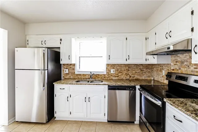 $2,230 | 6924 Northwest Pleasant View Court, Kansas City, MO 64152