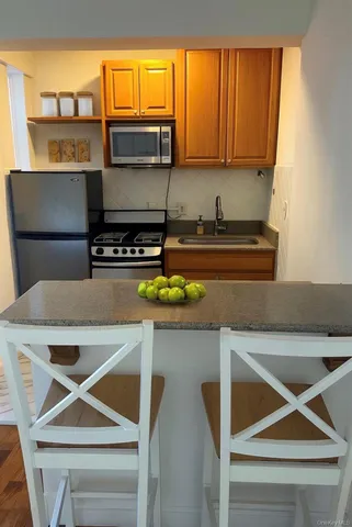 $1,895 | 210 Pelham Road, Unit 5P, New Rochelle, NY 10805