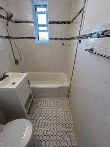 $1,895 | 210 Pelham Road, Unit 5P, New Rochelle, NY 10805