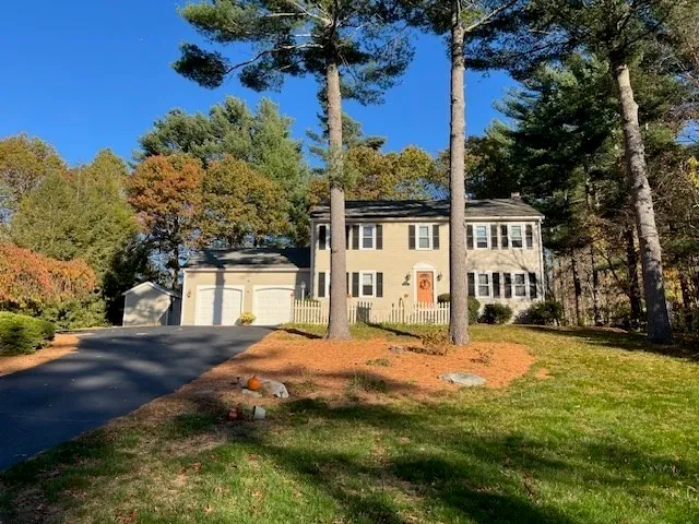 a view of a house with yard and trees