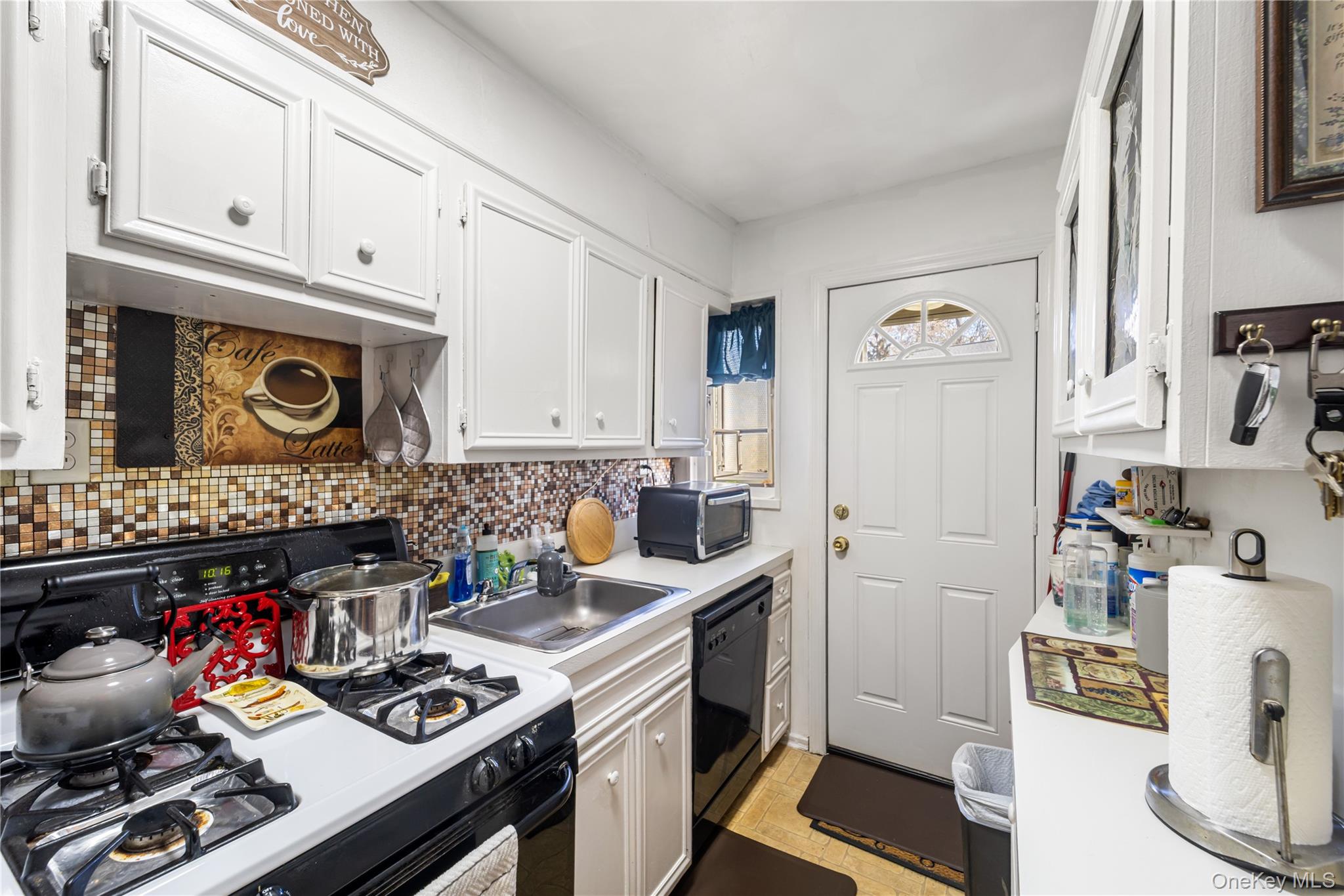 224-23 Manor Road, Unit B250 Queens, NY 11427 - Photo 7 of 15