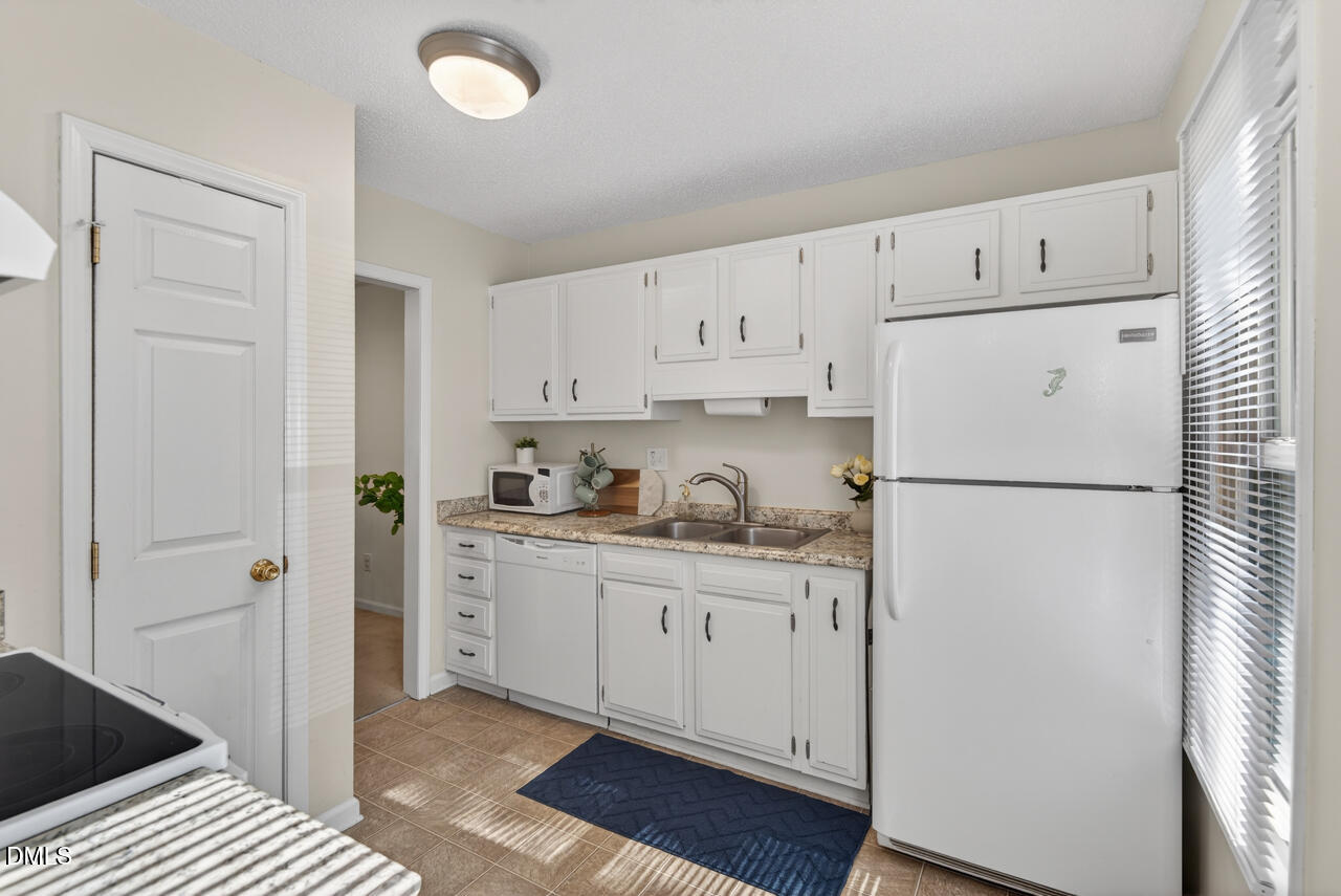 704 Benchmark Drive Raleigh, NC 27615 - Photo 12 of 39 Kitchen
